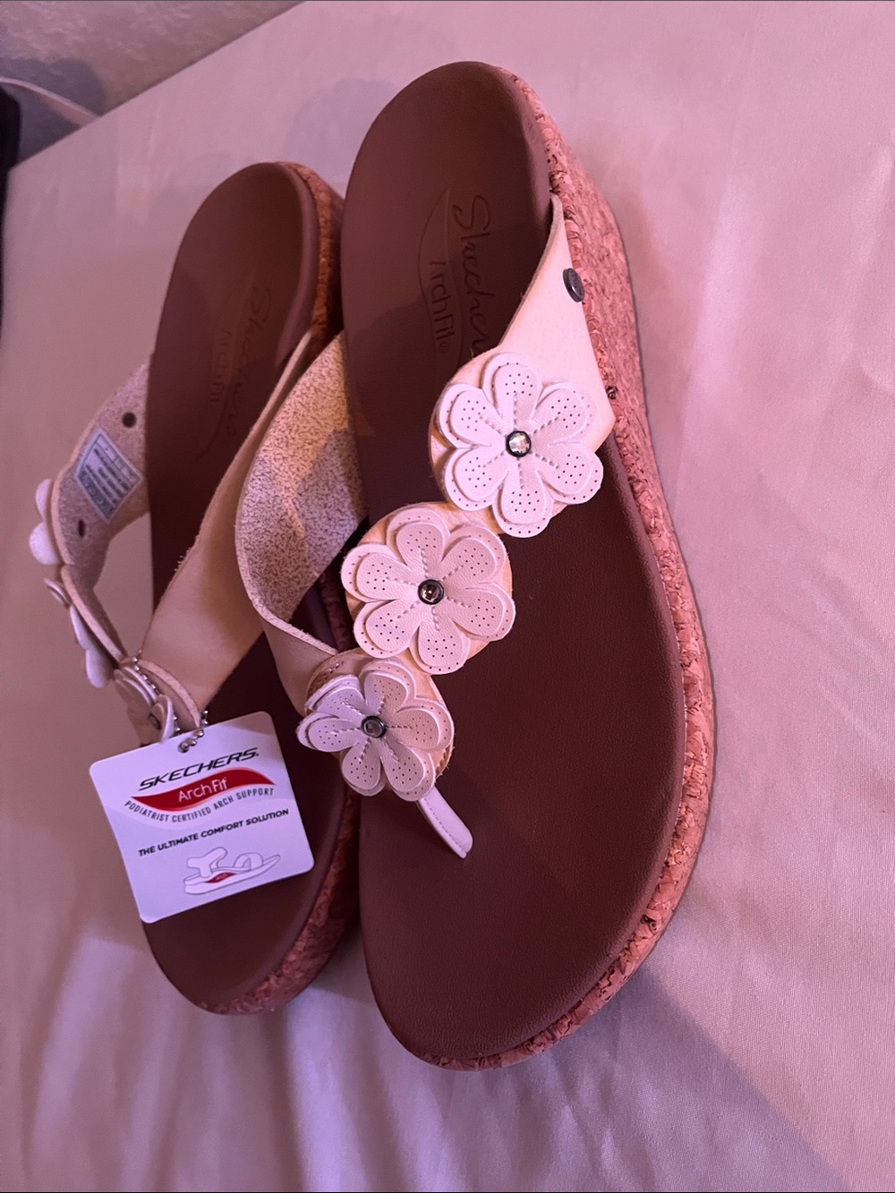 Sketchers Women’s Floral Thong Sandals - Cream size 9.5